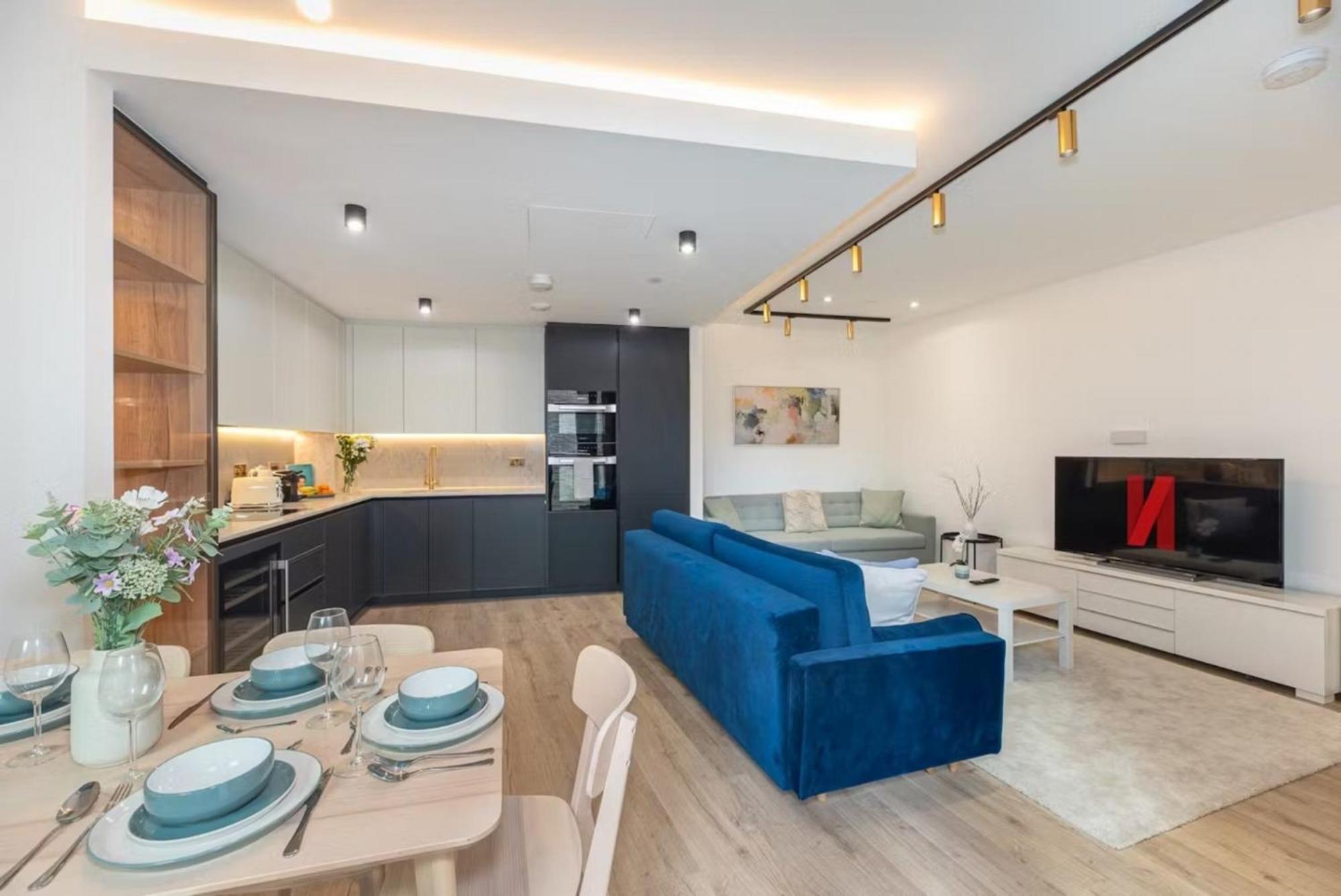 Bright 4 Bed Living Apartment *